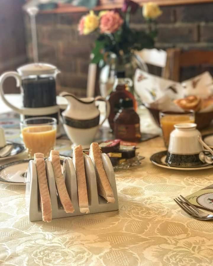 Woodpeckers Cottage B&B Pett エクステリア 写真